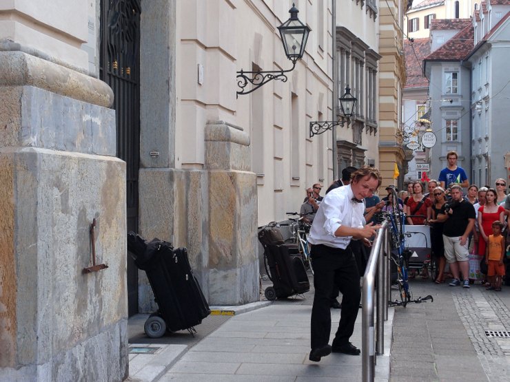 Group Décor Sonore playing a handrail in Graz, Austria