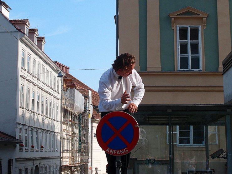 Décor Sonore playing a traffic sign in Graz, Austria