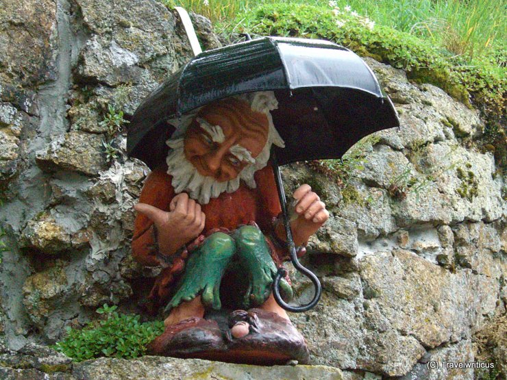 Garden gnome with umbrella at Pöstlingberg in Linz