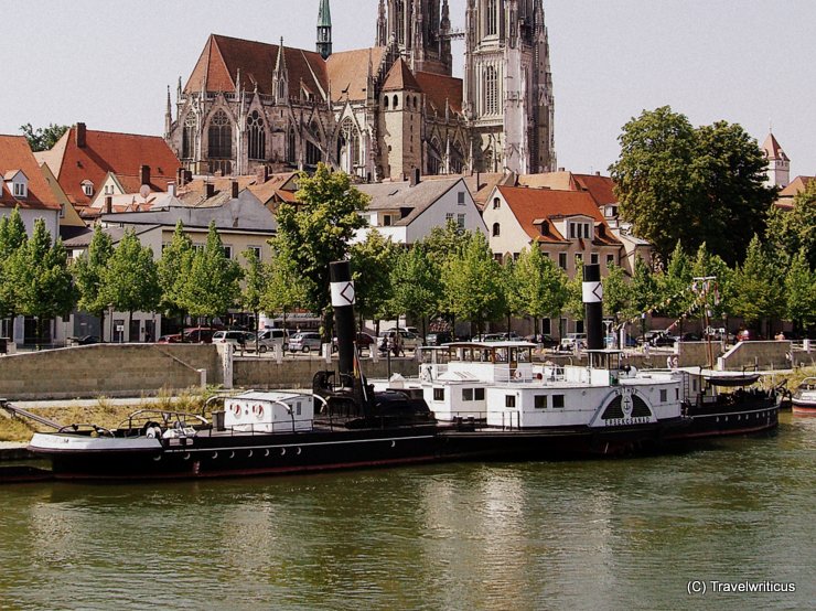 View of the tugboat in front of the cathedral