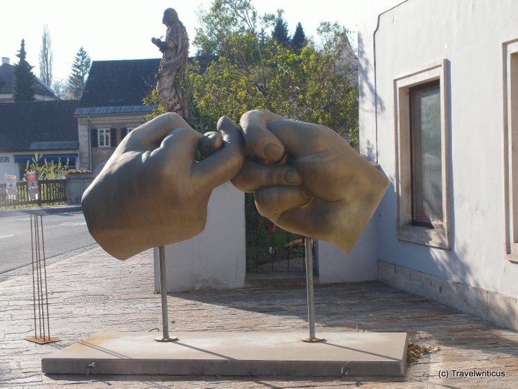 Sculpture "Finger Pulling" in Ehrenhausen