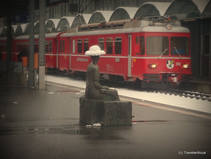 Sculpture of a waiting lady in Thusis